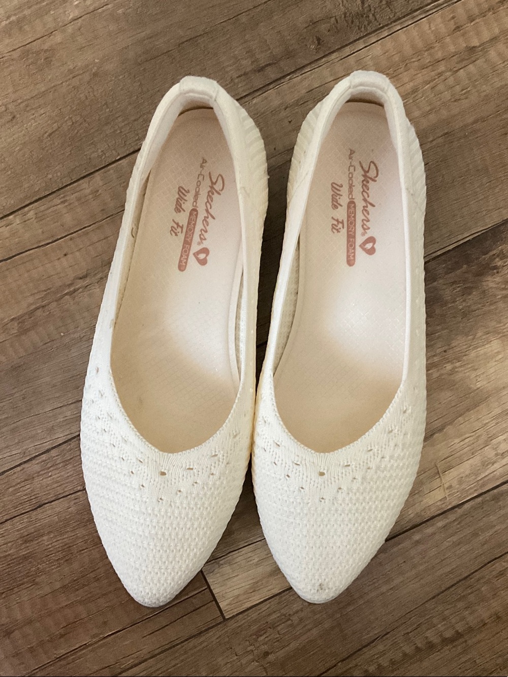 MUST BE SOLD - Gently Worn Skechers Women's Cream Knit Pointed-Toe Slip-Ons